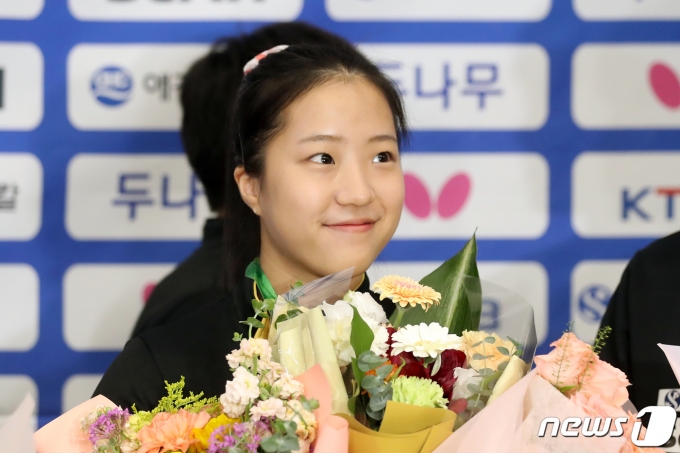 한국 탁구대표팀 신유빈이 남아프리카공화국 더반에서 막을 내린 2023 국제탁구연맹(ITTF) 세계선수권을 마치고 31일 인천국제공항을 통해 귀국해 기념촬영을 준비하고 있다.  2023.5.31/뉴스1 ⓒ News1 이승배 기자