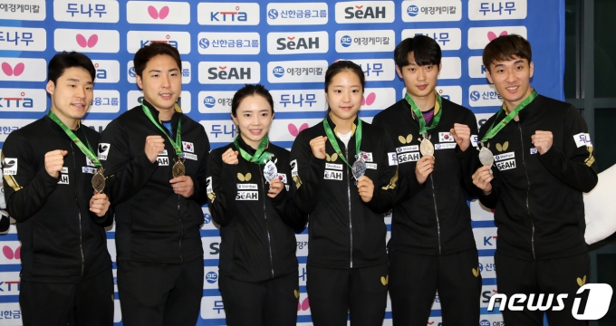 세계탁구선수권대회에서 20년 만의 최고 성적을 거둔 한국 탁구대표팀이 남아프리카공화국 더반에서 막을 내린 2023 국제탁구연맹(ITTF) 세계선수권을 마치고 31일 인천국제공항을 통해 귀국해 사진촬영에 임하고 있다. 왼쪽부터 임종훈, 장우진, 전지희, 신유빈, 조대성, 이상수 선수. 2023.5.31/뉴스1 ⓒ News1 이승배 기자
