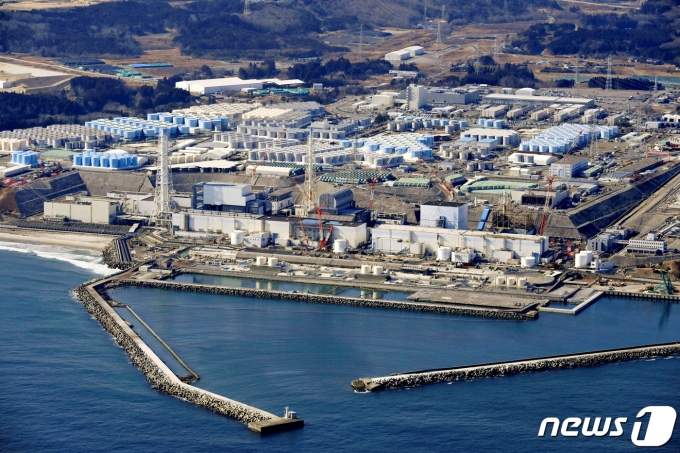 일본 후쿠시마현(?) 오쿠마 소재 후쿠시마 제1 원자력 발전소의 전경. 원전 너머로 파란색 처리수 저장 탱크가 보인다. 2021.02.13 ⓒ 로이터=뉴스1 ⓒ News1 권진영 기자
