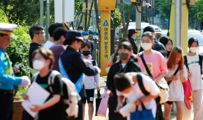 교육부가 폭염특보 시 휴업을 실시하는 등 학사일정을 탄력적으로 운영한다고 밝혔다. 사진은 지난 17일 서울 구로구 덕의초등학교에 등교하는 학생들. /사진=뉴스1
