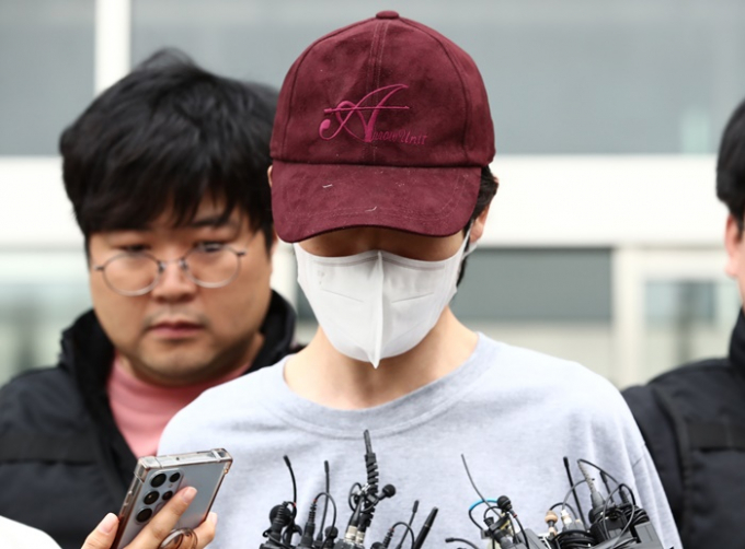 서울 금천구에서 데이트 폭력 신고로 경찰 조사를 받은 뒤 헤어진 연인을 살해한 피의자 김모씨(남·33)가 검찰에 넘겨졌다. 사진은 1일 서울금천경찰서에서 검찰로 송치되고 있는 김씨. /사진=뉴스1