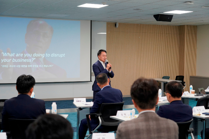 삼성SDI가 임원 대상 환경·사회·지배구조(ESG) 워크숍을 개최했다. 사진은 임원들과 ESG 경영 강화 방안을 논의하는 최윤호 삼성SDI 사장. /사진=삼성SDI 제공