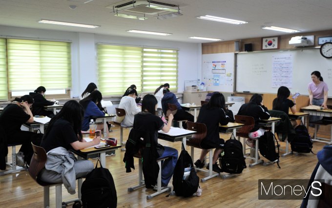 [머니S포토] 2024학년도 대학수학능력시험 6월 모의평가 시작