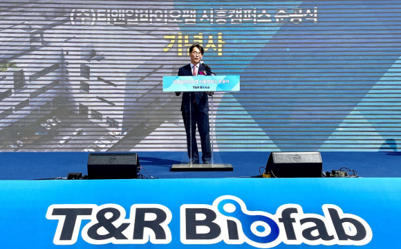 윤원수 티앤알바이오팹 대표이사가 지난 5월31일 신공장 준공식에서 기념사를 하고 있다. /사진=티앤알바이오팹
