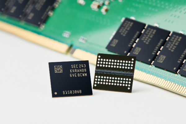 삼성전자 12나노 DDR5 D램. /사진=삼성전자