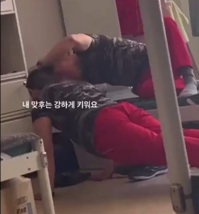 선임으로 추정되는 인물이 후임으로 추정되는 인물을 향해 욕설을 하며 옆에서 위협하고 있다. /사진=육군훈련소 대신 전해드립니다 캡처