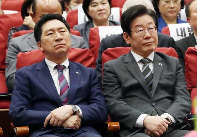 김기현 국민의힘 대표와 이재명 더불어민주당 대표의 회동이 이달 안에 성사될 전망이다. 사진은 지난달 4일 서울 여의도 국회의원회관에서 열린 어린이 안전 헌장 선포식에 참석한 김기현 대표(왼쪽)와 이재명 대표(오른쪽)./사진=뉴스1