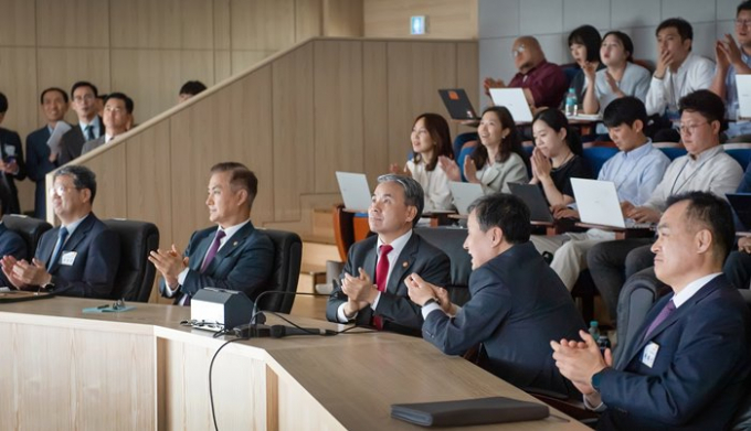 국방과학연구소가 독자개발 중인 L-SAM이 탄도탄 요격시험에 성공했다. 사진은 지난달 30일 충남 태안 안흥종합시험센터에서 국방부 출입기자단과 L-SAM 탄도탄 요격시험을 참관하는 이종섭 국방부장관(왼쪽에서 3번째)./사진=뉴스1