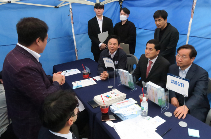 사진은 지난 4월21일 인천 미추홀구 주안역 앞에서 원희룡(왼쪽부터) 국토교통부 장관, 박대출 국민의힘 정책위의장, 유정복 인천시장이 '전세피해 상담버스' 관련 설명을 듣고 있다. /사진=뉴시스 