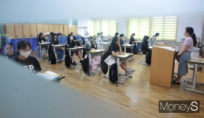 2024학년도 대학수학능력시험 6월 모의평가일인 1일 오전 서울 영등포구 여의도여자고등학교에서 고3 학생들이 시험 준비를 하고 있다./사진=장동규 기자