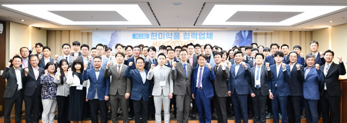 한미약품이 협력사들과 '지속가능한 상생 경영'을 실천에 나선다. 지난 5월24일 서울 송파구 한미약품 본사에서 열린 제2회 협력업체 멘토십 프로그램에서 박재현 한미약품 박재현 대표(가운데)와 협력사 관계자 50여명이 기념촬영을 하고 있다. /사진=한미약품