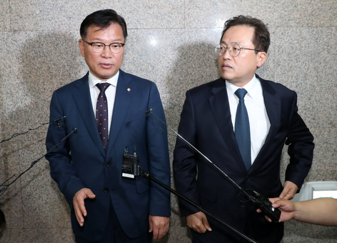 이양수 국민의힘 원내수석부대표와 송기헌 더불어민주당 원내수석부대표가 1일 비공개 회동을 통해 중앙선거관리위원회 국정조사와 관련한 입장을 조율했다. 사진은 1일 서울 여의도 국회에서 비공개 회동을 마친 이양수(왼쪽) 국민의힘 원내수석부대표와 송기헌 더불어민주당 원내수석부대표. /사진=뉴시스