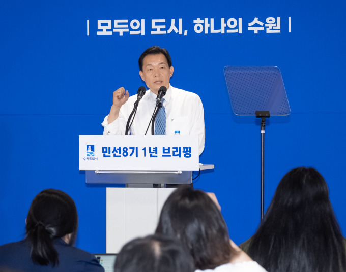 민선 8기 출범 1년을 앞두고 1일 수원컨벤션센터에서 기자 브리핑을 한 이재준 시장은 "과거에 선진국도 수도권정비계획법과 유사한 법을 제정했지만, 과도한 규제로 인해 국가경제 발전이 저해되고, 국가경쟁력이 약화되자 대대적으로 뜯어고쳤다"며 "우리나라도 수도권정비계획법상 과밀억제구역에 있는 기업에 부과되는 과도한 세율을 낮춰야 한다"고 강조했다. / 사진=김동우 기자