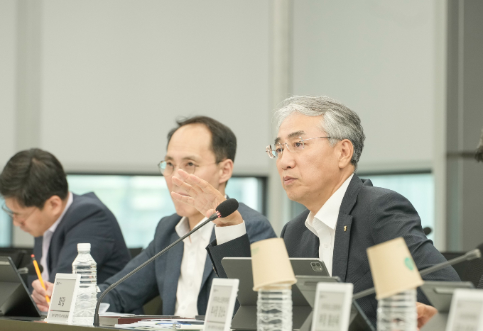 농협금융지주는 지난 5월31일, 사회적가치 및 녹색금융 협의회를 개최했다. 사진은 이석준 농협금융지주회장(오른쪽)이 회의를 주재하는 모습./사진=농협금융지주