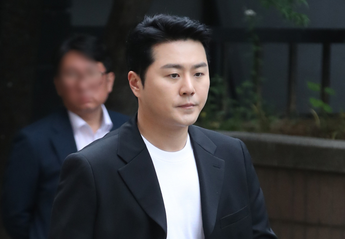 음주운전 등 4개 혐의를 갖는 배우 겸 가수 이루(본명 조성현)가 혐의를 인정하며 선처를 호소했다. 사진은 1일 오후 서울 마포구 서부지방법원에서 진행된 첫 공판에 출석한 배우 겸 가수 이루. /사진=뉴스1