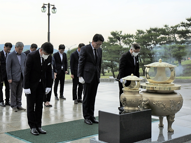 임종배 대구경북병무청장이 1일 호국보훈의 달을 맞이해 국립영천호국원을 찾아 참배했다./사진제공=대구경북지방병무청
