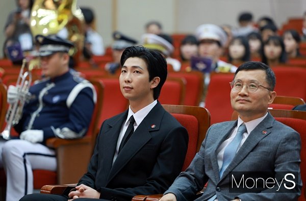 그룹 방탄소년단 리더 RM(본명 김남준)이 1일 오후 국립서울현충원 현충관에서 열린 2023 국방부 유해발굴감식단 홍보대사 위촉식에서 소감을 밝히고 있다. /사진=사진공동취재단