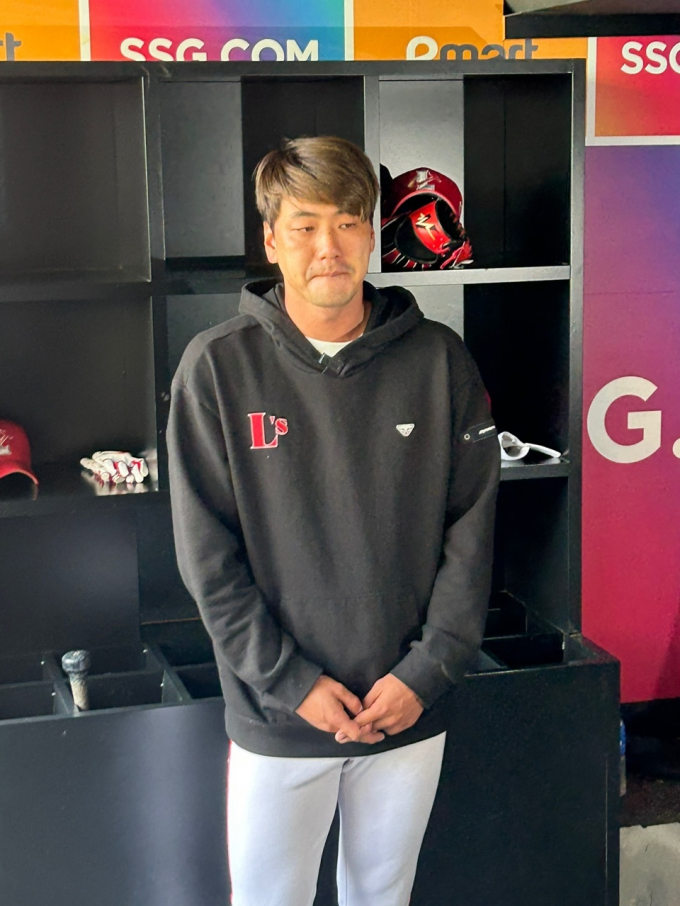 대표팀 음주논란 당사자인 김광현이 사과하면서 KBO 조사를 성실히 받겠다고 말했다. 사진은 1일 인천 SSG랜더스필드에서 김광현이 음주논란에 대한 사과 인터뷰를 하는 모습. /사진=뉴스1