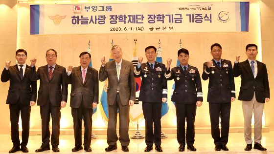 왼쪽 세 번째 부영그룹 이희범 회장, 부영그룹 창업주 이중근 회장, 정상화 공군참모총장이 공군 하늘사랑 장학재단 100억원 기부금 전달식에서 기념촬영을 하고 있다./사진제공=부영그룹