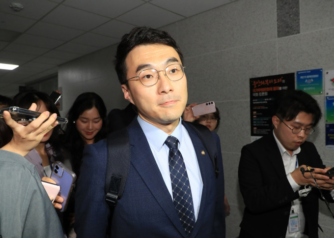 거액의 가상자산(암호화폐)을 보유했다는 논란으로 더불어민주당을 탈당한 김남국 무소속 의원이 자진사퇴를 해야 한다는 목소리가 민주당 내에서 나왔다. 사진은 지난달 31일 서울 여의도 국회의원회관 사무실에서 나오는 김 의원. /사진=뉴스1(공동취재사진)