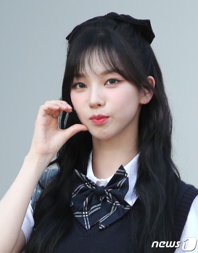 [사진] 카리나, 사랑스러운 볼 하트