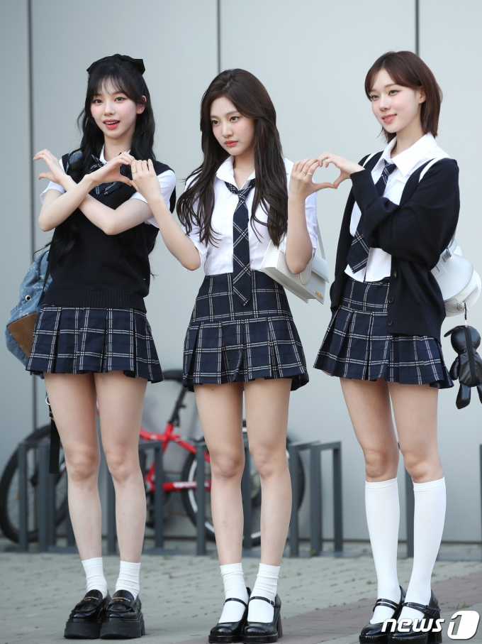 [사진] 카리나·닝닝·윈터, 출근길을 사랑으로