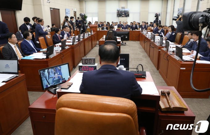 한기호 국회 국방위원장이 1일 서울 여의도 국회에서 열린 국방위원회 전체회의에서 발언을 하고 있다. 2023.6.1/뉴스1 ⓒ News1 송원영 기자