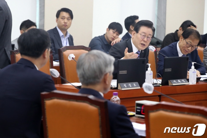 이재명 더불어민주당 대표가 1일 오후 서울 여의도 국회에서 열린 국방위원회 전체회의에서 신범철 국방부 차관에게 질의를 하고 있다. 2023.6.1/뉴스1 ⓒ News1 황기선 기자