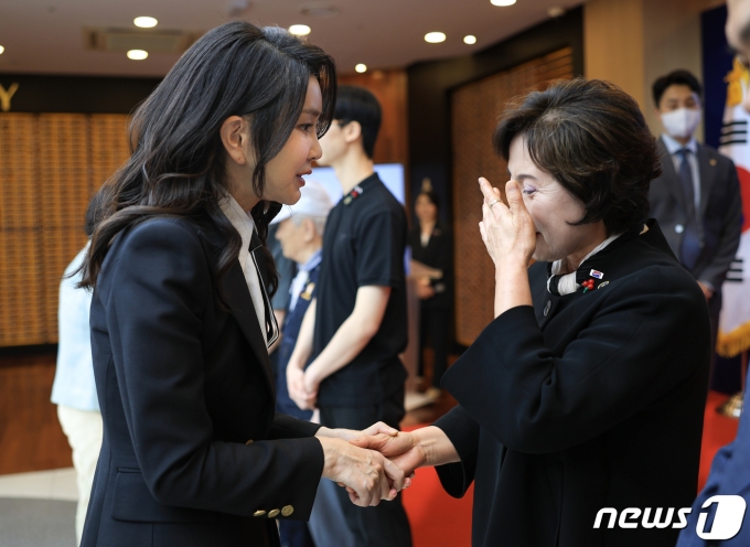 김건희 여사가 1일 서울 중구 사랑의열매 회관에서 열린 국가유공자 지원을 위한 기부금 전달식에서 고 박명렬·고 박인철 부자 조종사 유족 이준신 씨를 위로하고 있다. (대통령실 제공) 2023.6.1/뉴스1 ⓒ News1 오대일 기자