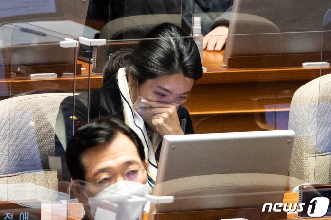 신현영 더불어민주당 의원이 23일 서울 여의도 국회에서 열린 제401회 국회(임시회) 제2차 본회의에서 생각에 잠겨 있다. 2022.12.23/뉴스1 ⓒ News1 유승관 기자