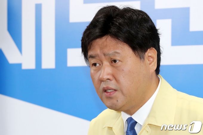 경기 파주에서 아프리카돼지열병이 국내 처음으로 발생한 17일 오전 경기도 수원시 팔달구 경기도청에서 김용 대변인이 긴급 브리핑을 하고 있다. 2019.9.17/뉴스1 ⓒ News1 조태형 기자