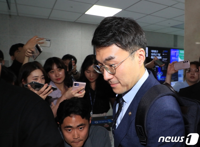가상자산(암호화폐) 거래 논란으로 더불어민주당을 탈당한 김남국 무소속 의원이 31일 오전 서울 여의도 국회의원회관 사무실에서 나오고 있다. (공동취재) 2023.5.31/뉴스1 ⓒ News1 송원영 기자