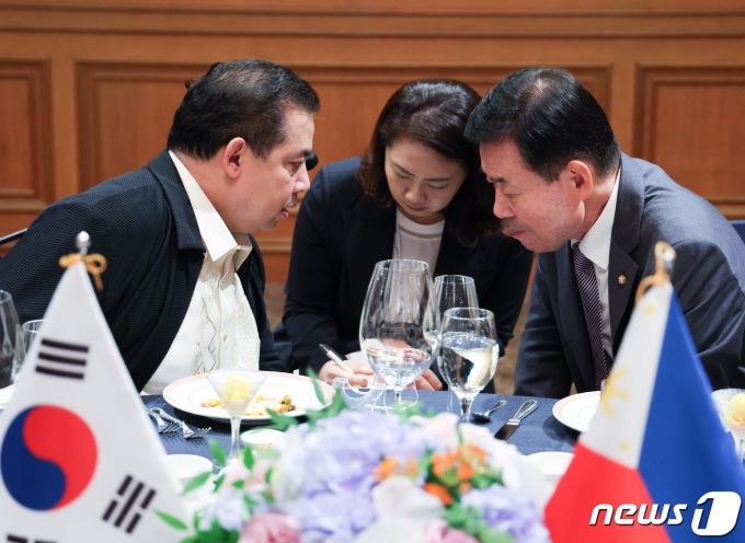 김진표 국회의장(오른쪽)과 로무알데즈 필리핀 하원의장(왼쪽)이 1일 제주 롯데호텔에서 만찬을 하고 있다.@News1(의장실 제공)
