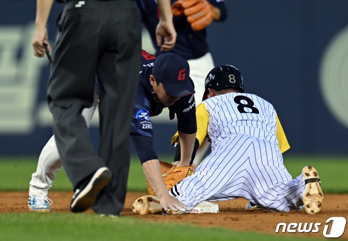 [사진] 도루 성공하는 문성주