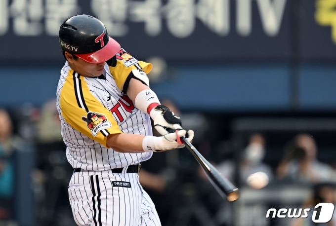 1일 오후 서울 송파구 잠실야구장에서 열린 2023 신한 SOL KBO리그 롯데 자이언츠와 LG 트윈스의 경기 1회말 2사 주자 2,3루 상황 LG 박동원이 2타점 안타를 날리고 있다. 2023.6.1/뉴스1 ⓒ News1 박정호 기자