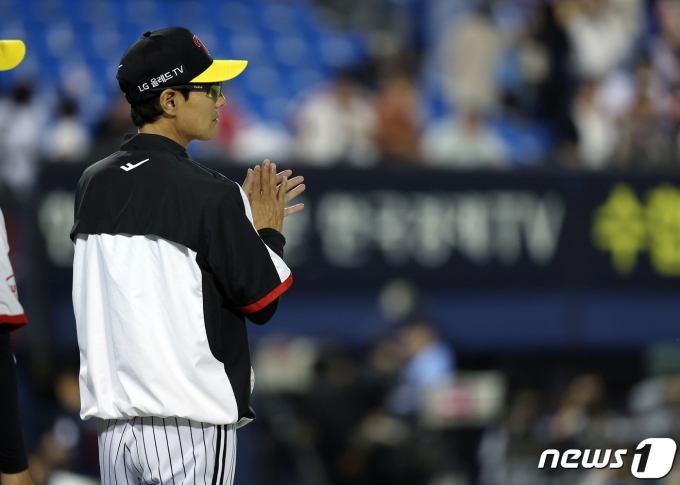 1일 오후 서울 송파구 잠실야구장에서 열린 2023 신한 SOL KBO리그 롯데 자이언츠와 LG 트윈스의 경기에서 6:1 승리를 거둔 LG 염경엽 감독이 그라운드로 나와 손뼉을 치고 있다. 2023.6.1/뉴스1 ⓒ News1 박정호 기자