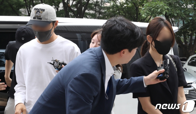 소시에테제네랄(SG) 증권발 폭락 사태와 관련해 투자금과 투자자 등을 관리하며 주가조작에 가담한 혐의를 받는 일당 장모·조모·박모 씨가 1일 서울남부지법에서 열린 구속 전 피의자심문(영장실질심사)에 출석하고 있다. 2023.6.1/뉴스1 ⓒ News1 김민지 기자