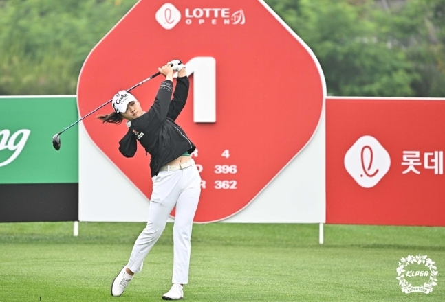 KLPGA 투어 2년 차 최예본이 롯데 오픈 첫날 단독 선두에 올랐다. 사진은 최예본의 경기 모습. /사진= KLPGA