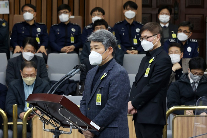 이태원 핼러윈 축제를 앞두고 서울 용산경찰서에서 작성된 위험 분석 보고서를 참사 이후 삭제토록 지시한 혐의로 기소된 경찰 간부들이 법원에 보석을 신청했다. 사진은 지난 1월4일 서울 여의도 국회에서 열린 용산 이태원 참사 진상규명과 재발방지를 위한 국정조사 1차 청문회에서 의원 질의에 답변하는 김진호(왼쪽) 전 용산경찰서 정보과장과 박성민 전 서울경찰청 정보부장. /사진=뉴스1