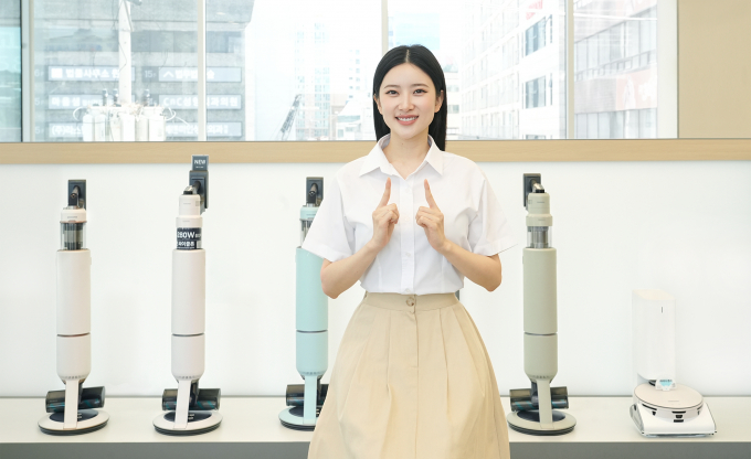삼성전자 모델이 '만나다'라는 수어와 함께 수어 사용법을 제공하는 '비스포크 제트 AI'와 '비스포크 제트 봇 AI'를 소개하고 있다. / 사진=삼성전자