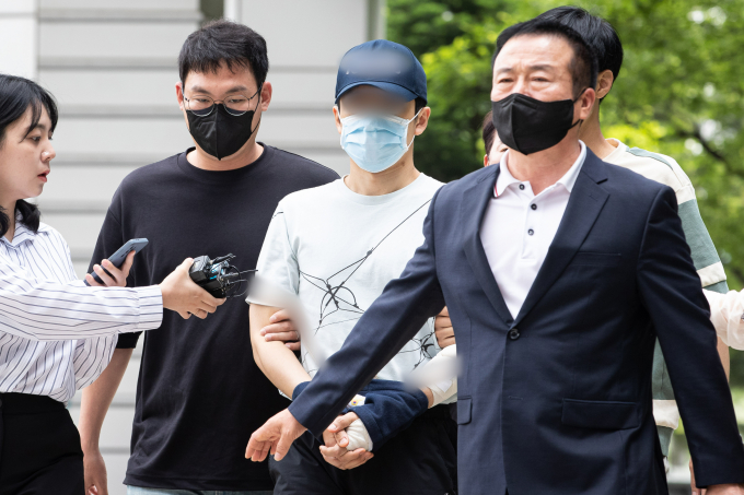 서울 중랑경찰서가 이른바 '면목동 부친 살해범'을 검찰에 넘겼다고 밝혔다. 사진은 지난달 30일 서울 도봉구 서울북부지방법원에서 열린 구속 전 피의자심문(영장실질심사)에 출석하는 피의자. /사진=뉴스1