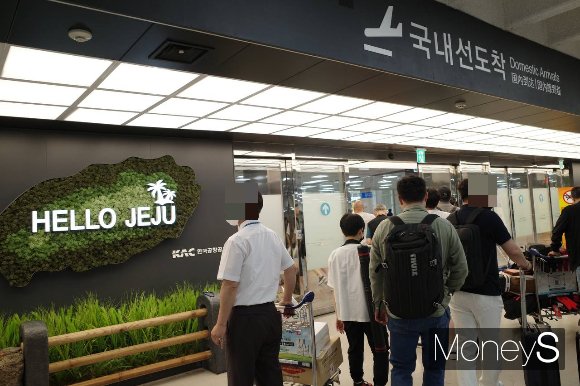 붐비는 제주국제공항. /사진=연희진 기자