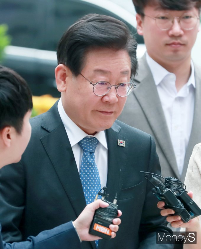[머니S포토] 선거법 공판 출석, 野 '이재명' 묵묵부답