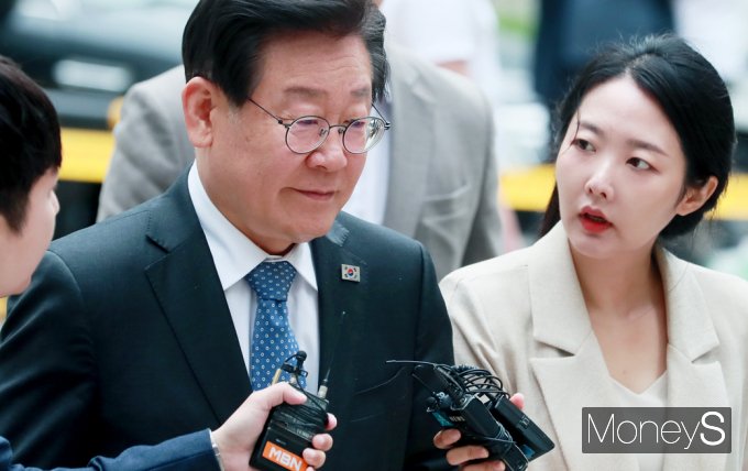 [머니S포토] 이재명 대표, 취재진 질문에 입가 가볍게 미소만
