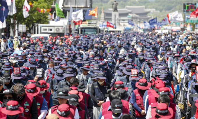 경찰이 지난달 16~17일 서울 도심에서 벌인 1박2일 노숙 투쟁과 관련해 민주노총 간부 27명을 입건했다. 사진은 지난달 17일 서울 중구 세종대로 일대에서 열린 결의대회에서 양희동 조합원을 추모하며 묵념하고 있는 민주노총 조합원들. /사진=뉴스1