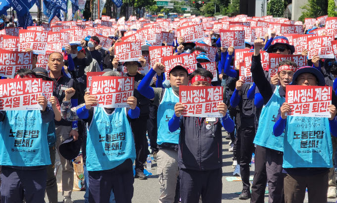지난달  31일 오후 대구 수성구 대구지방고용노동청 앞에서 열린 금속노조 대구지부가 총력투쟁 결의대회에서 조합원들이 구호를 외치고 있다. /사진=뉴시스