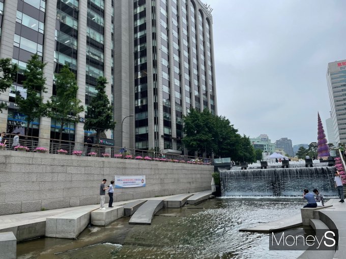 3일 맑고 더운 날씨가 예상되는 가운데 오존 농도가 높아 주의가 필요하다. 사진은 서울 종로 청계천. /사진=방민주 기자