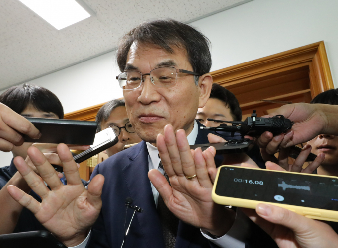 선관위는 2일 의원회의를 통해 "감사원의 감사를 수용할 수 없다"는 입장을 밝혔다. 사진은 2일 경기 서울 과천시 중앙선거관리위원회에서 열린 고위직 간부 자녀 특혜 채용 의혹 관련 위원회의를 마치고 나오는 노 선관위원장. /사진=뉴시스