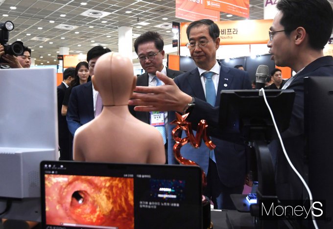 [머니S포토] 바이오 벤처기업 둘러보는 한덕수 총리