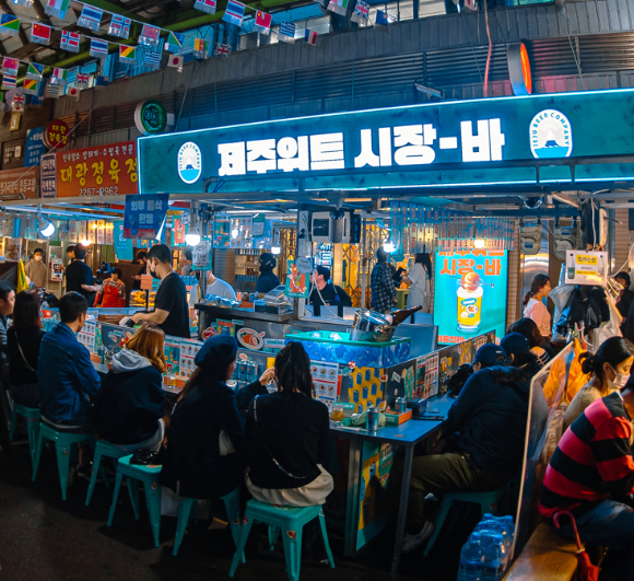 제주맥주가 서울 광장시장에서 팝업스토어 '제주위트 시장-바'를 열었다. /사진=제주맥주